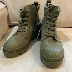 NWT Canvas combat boots, olive, size 7